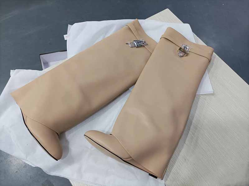 Women‘s Lock Detailed Leather Knee-High Boots