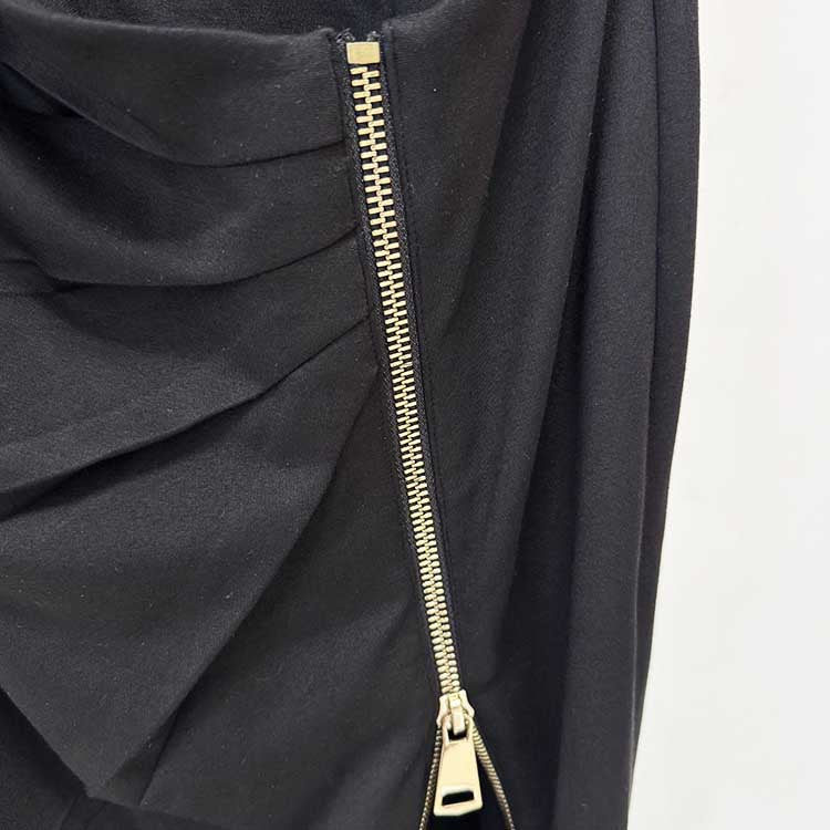 Close-up of zipper detail on a sleeveless long sheath evening dress by sd-hk in elegant black fabric