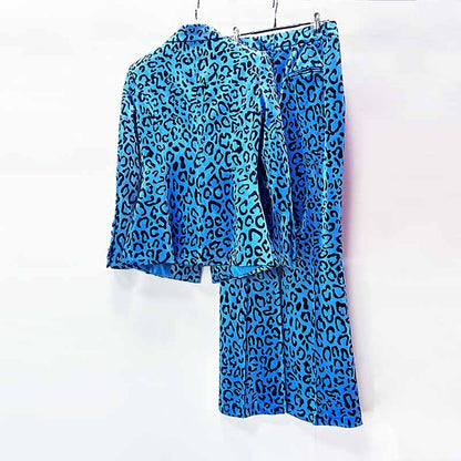 Stylish women's leopard print velvet pantsuit in blue with bold leopard pattern