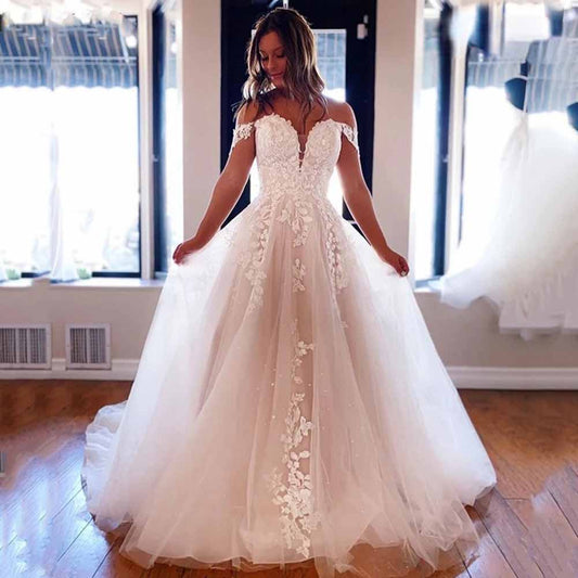 Off-the-Shoulder Sleeveless Chapel Train Tulle Wedding Dress With Lace Appliqued