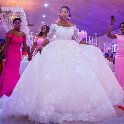 A-line/Princess Off-the-shoulder Court Train Tulle Wedding Dress with Appliques Lace