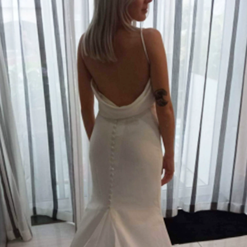 Elegant Mermaid Wedding Dress with V-Neck & Train – Slim Fit Bridal Gown for Brides