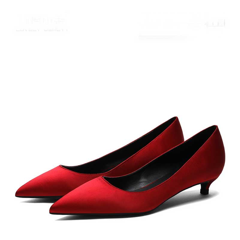 Red satin formal low heel satin pumps from SD Dresscode & Fashiontrends with a sleek design for elegant outfits