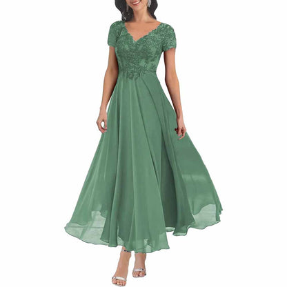Elegant lace mother of the bride dress with sleeves in green for a sophisticated wedding look
