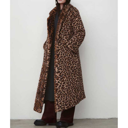 Leopard print faux fur jacket with side pockets for a stylish and warm look in cold weather