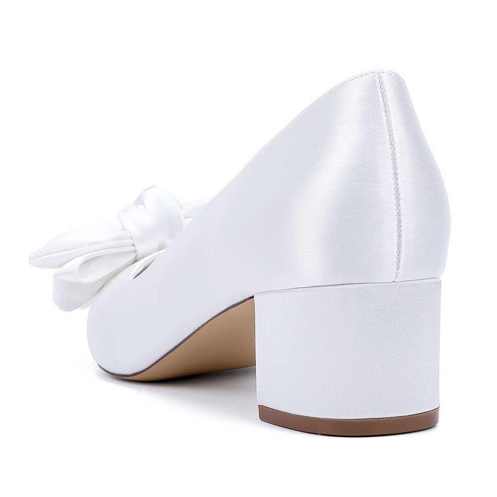 Elegant mid heel bridal shoes with bow in white satin for stylish wedding footwear
