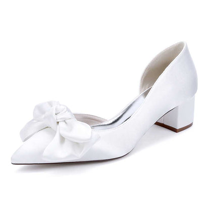 Elegant mid heel bridal shoes with bow in white satin for a classic wedding look