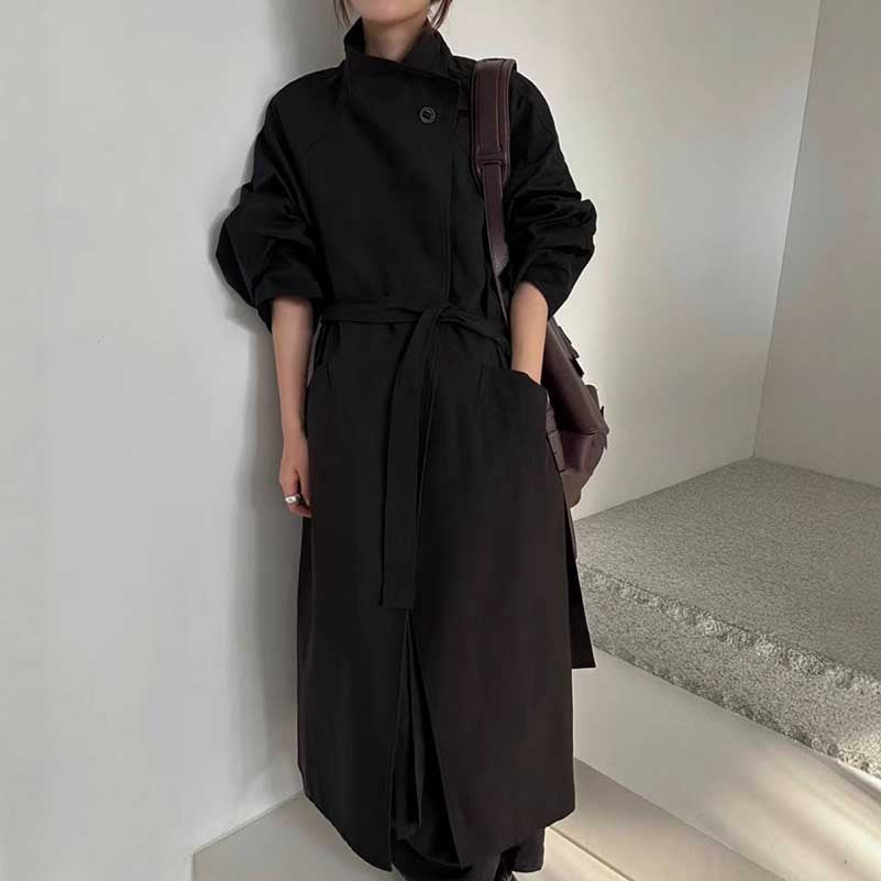 Oversize women's trench coat in black with a belted waist and stylish oversized sleeves