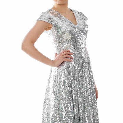 Elegant sequin mother of the bride dress in silver with a flattering V-neck and a beautiful flowy design