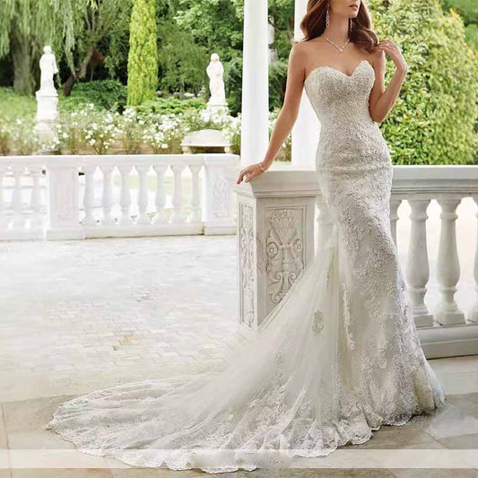 Elegant strapless lace mermaid wedding dress from SD Dresscode & Fashiontrends with a flowing train