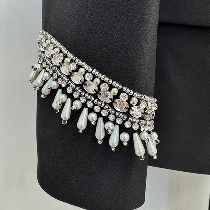 Close-up of embellishments on tailored wide leg trousers suit for women by SD Dresscode & Fashiontrends