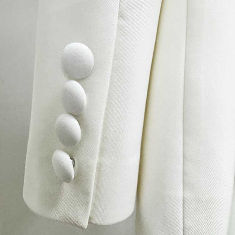 Close-up of the sleeve buttons on a tailored women's trouser suit for special occasions from SD Dresscode & Fashiontrends