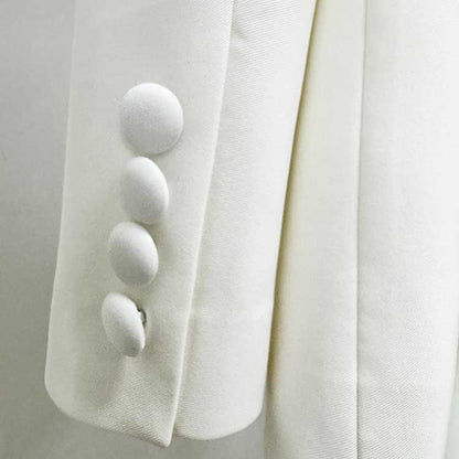 Close-up of the sleeve buttons on a tailored women's trouser suit for special occasions from SD Dresscode & Fashiontrends