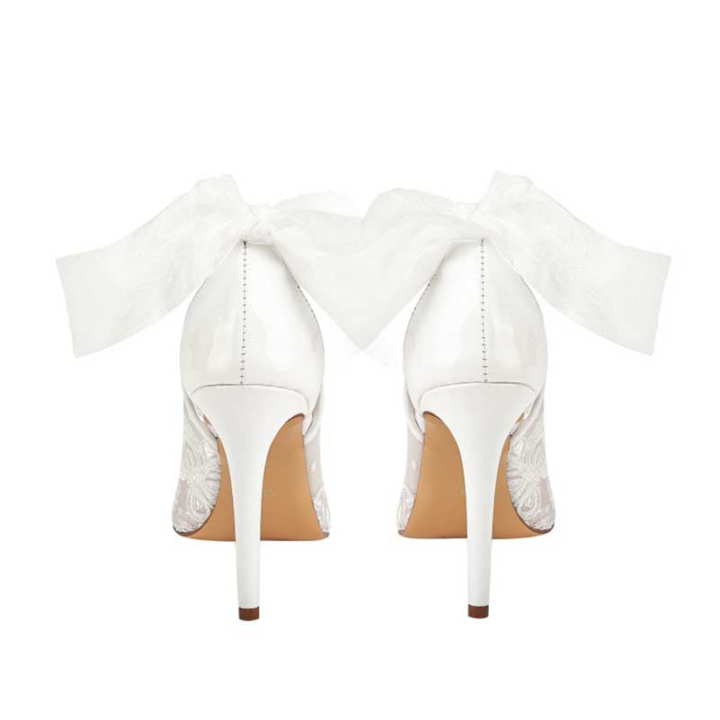 White lace bridal stilettos from SD Dresscode & Fashiontrends with elegant bow detail at the back