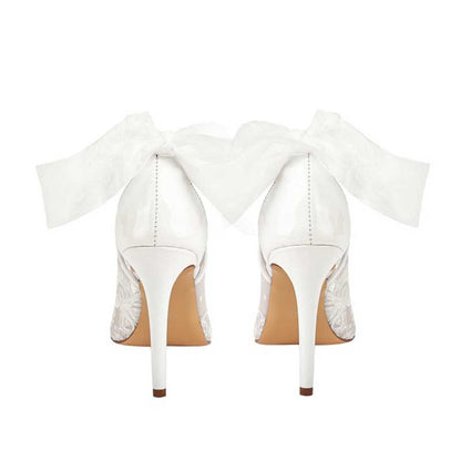 White lace bridal stilettos from SD Dresscode & Fashiontrends with elegant bow detail at the back