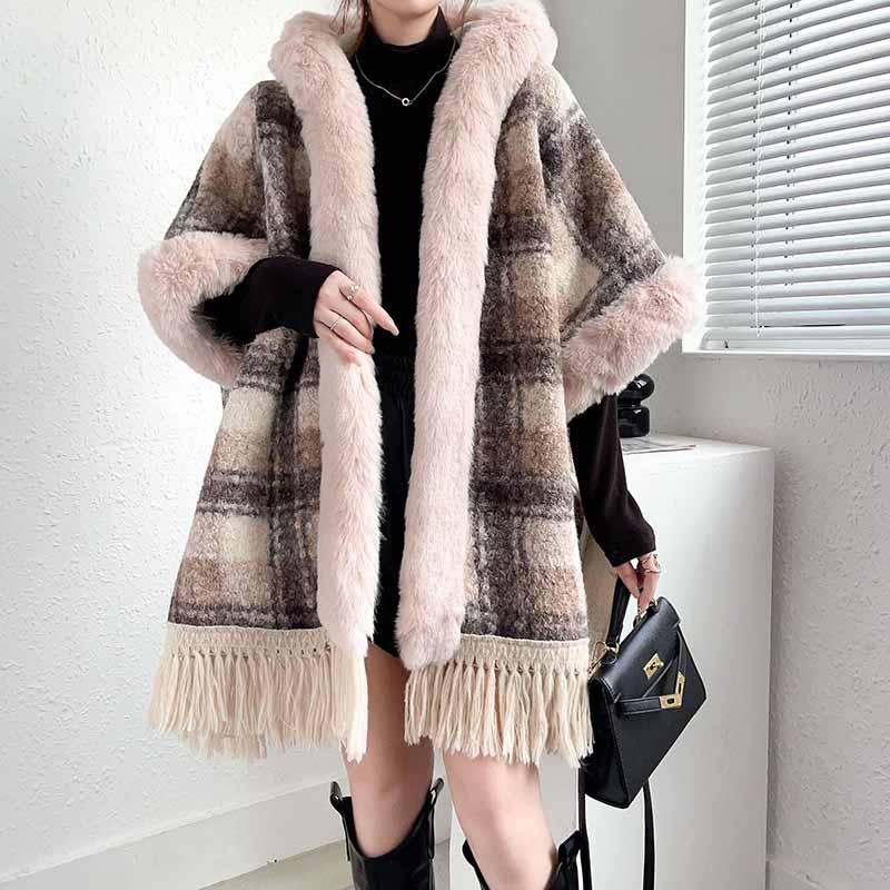 Stylish women's fur collar poncho with plaid pattern and fringed hem for cozy fashion