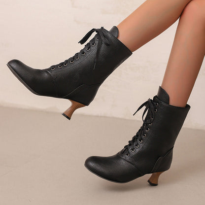 Stylish women's lace-up ankle boots in black leather with a chic high heel and lace detailing