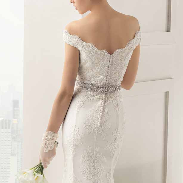 Women's Lace Applique Sleeveless Chapel Tail Wedding Dress