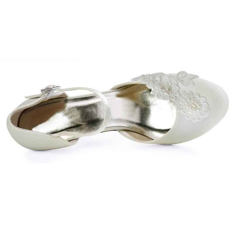 Closed toe bridal shoes low heel in ivory with floral embroidery for elegant wedding style