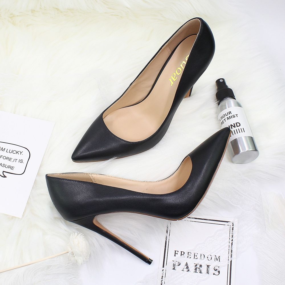 Elegant high heel shoes for weddings in sleek black leather with a pointed toe design