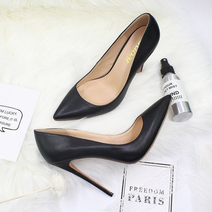 Elegant high heel shoes for weddings in sleek black leather with a pointed toe design