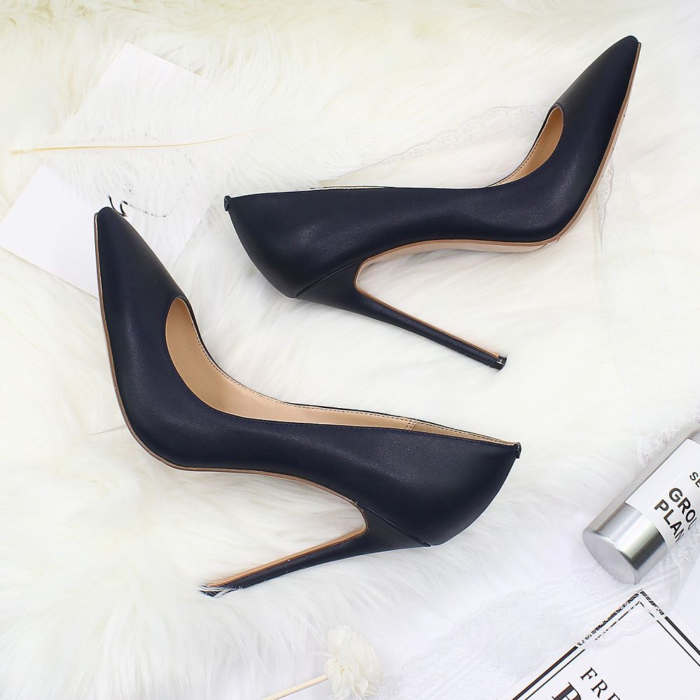 Elegant high heel shoes for weddings in black with a sleek design and pointed toes